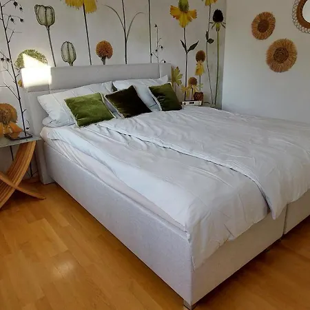 Helle Ferienwohnung Mit Garten Und Terrasse, Direkt Am Waldrand Gelegen * Herzogenrath